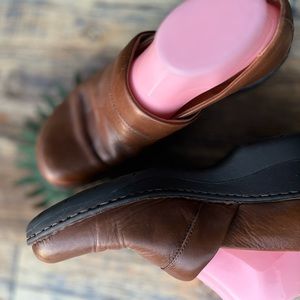 BORN LIGHT BROWN LEATHER NURSING CLOGS ROUND TOE PLATFORM 9